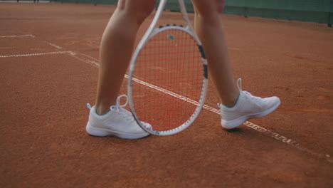 Nahaufnahme-Der-Beine-Eines-Tennisspielers,-Der-Auf-Dem-Platz-Läuft